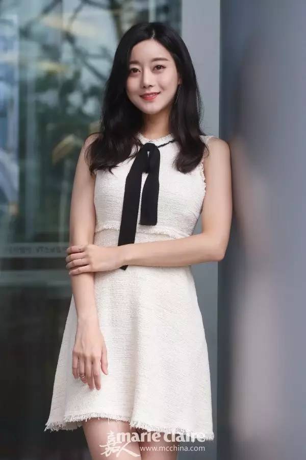 领口黑丝带搭得好时尚Icon，搭不好隔壁村服务员阿花