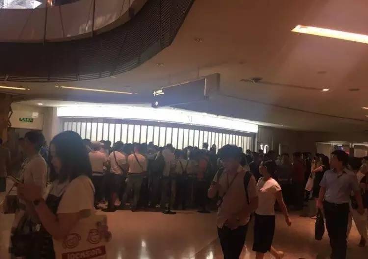 册那！国金中心LadyM一大早就排队5小时，一个2000多的价目表居然是假的……