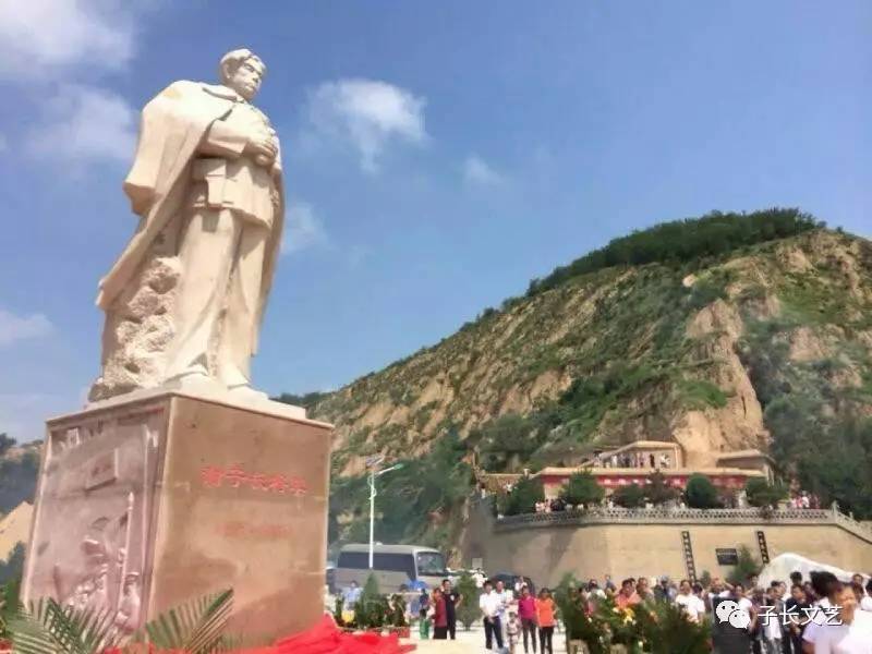 “青天”“红地”军旗红