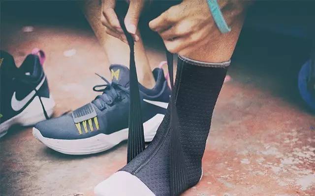 天气凉注意保护膝盖,冬天脚踝保护方法