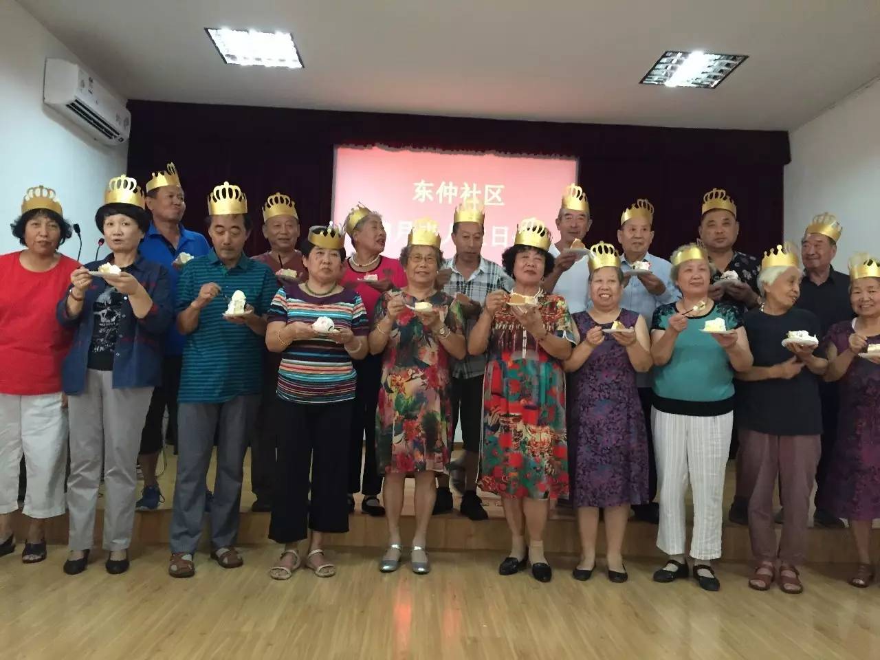 为关爱老人的小伙子点赞,关爱老人为村两委点赞