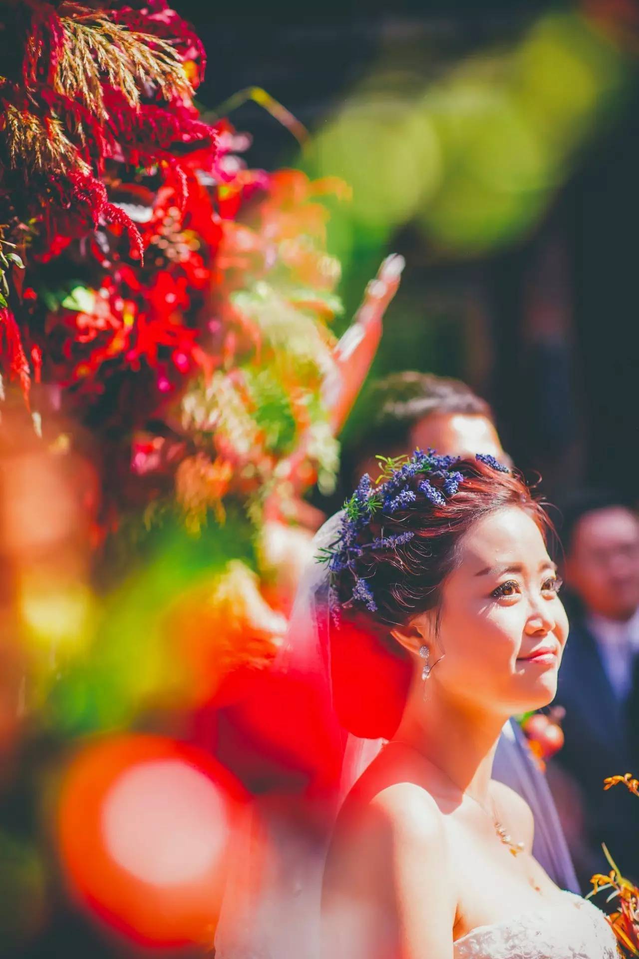 庭院婚礼中式红色系,红蓝撞色庭院中式婚礼