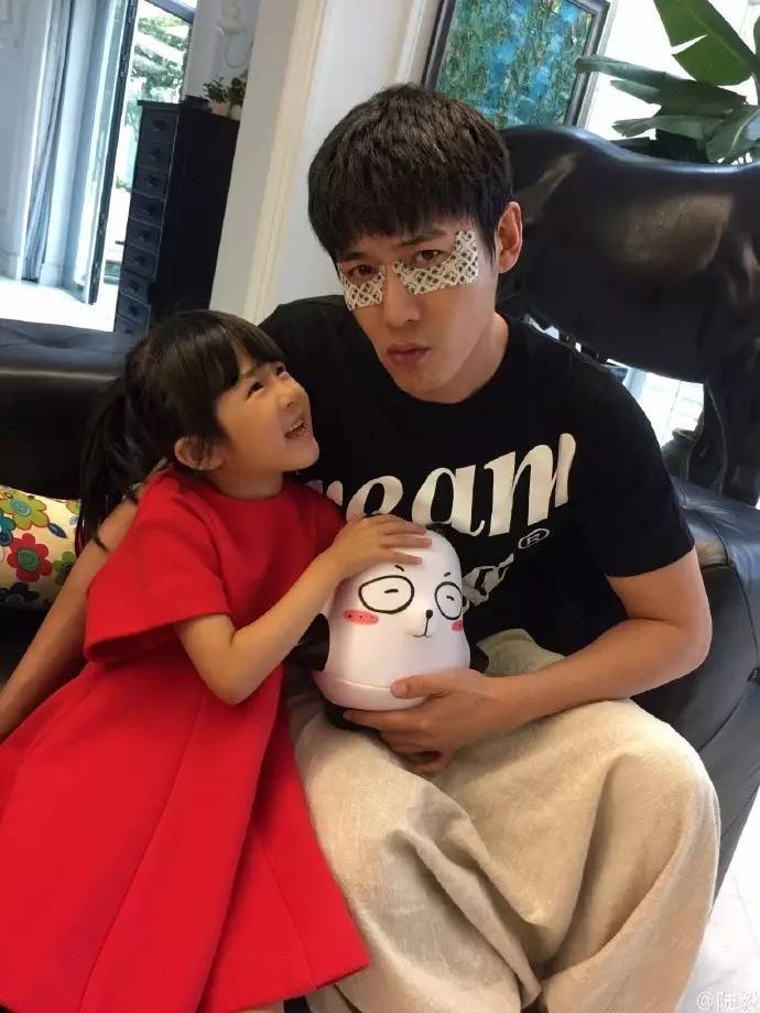 她做了一款不会花妆的眼膜,连陆毅、杜海涛都在用