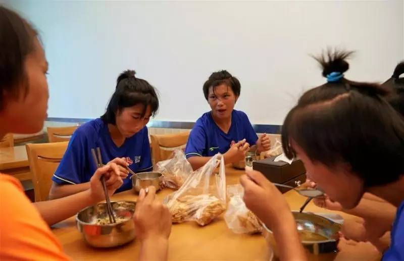 这群15岁就会结婚的女孩，一边捡垃圾一边踢球，竟连续三年勇夺世界冠军