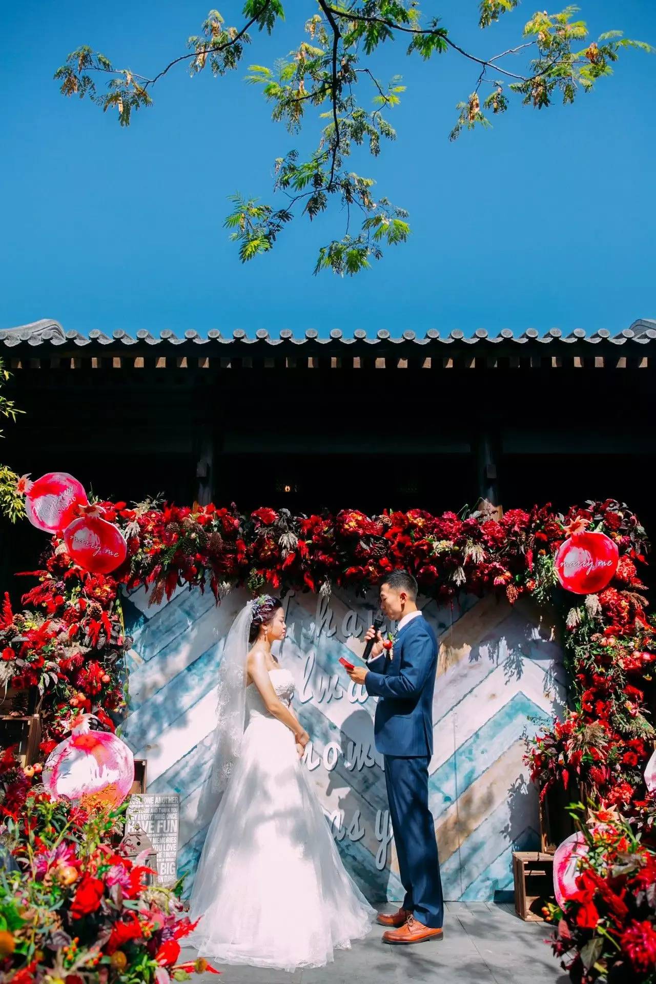 庭院婚礼中式红色系,红蓝撞色庭院中式婚礼