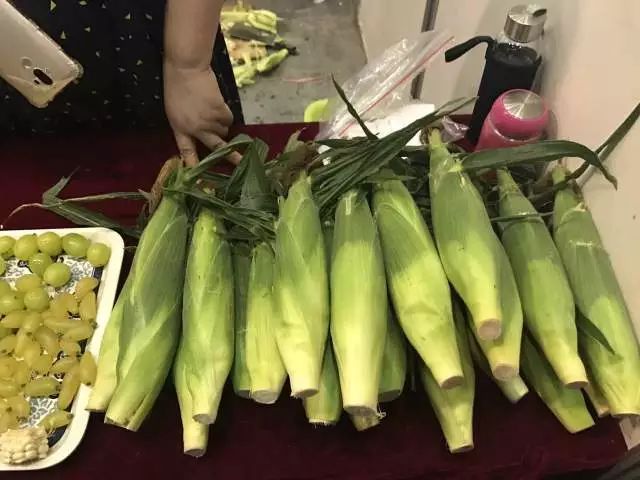 无锡吃货快去!2000多种商品,*疆新**红枣、台湾凤梨酥、阳山糯米饼分分钟抢空……看完只想立刻冲去现场!