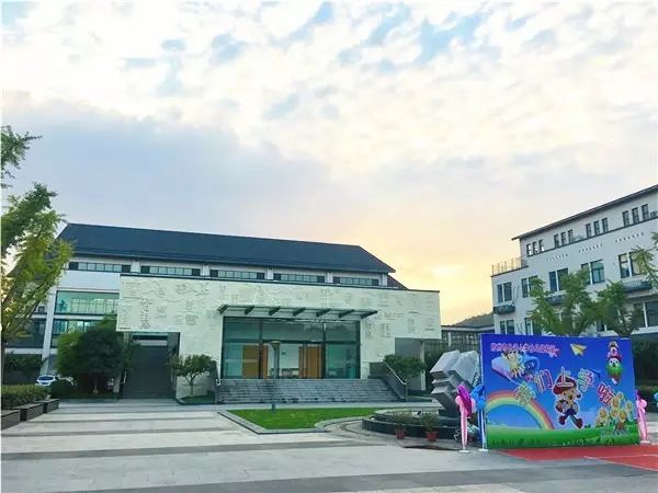 这所小学不仅拥有无敌湖景，还有一个滨江历史博物馆