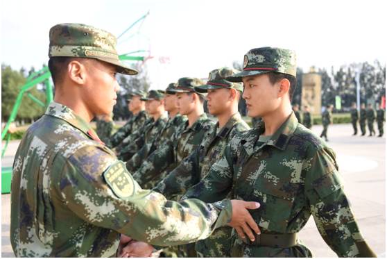 00后军人小哥哥变装,怎么成为帅气的兵哥哥