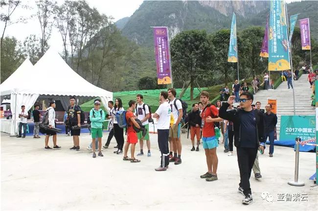 「图文直播」2017中国紫云格凸国际攀岩节‘多彩贵州’攀岩公开赛开幕式