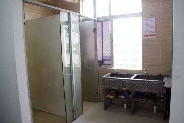 看看别人家的好宿舍，电梯房免费住，衣食住行样样有！