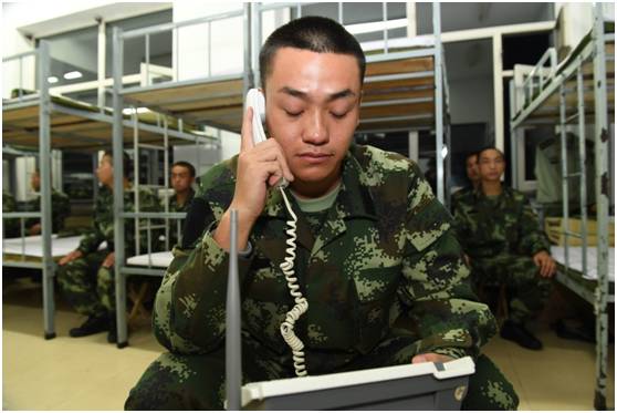 00后军人小哥哥变装,怎么成为帅气的兵哥哥