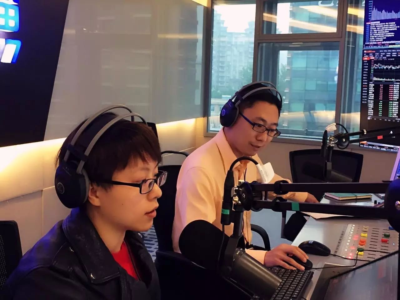 贺!《股市大家谈》荣获“年度十大指南节目”|上海广播节