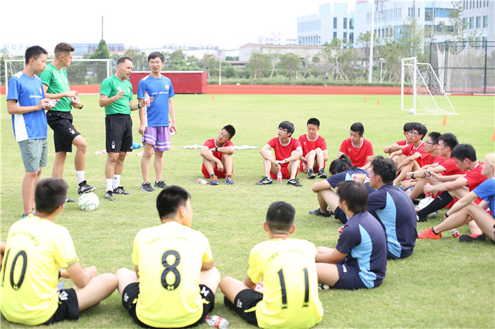 欧冠球队给诺中学生上足球课