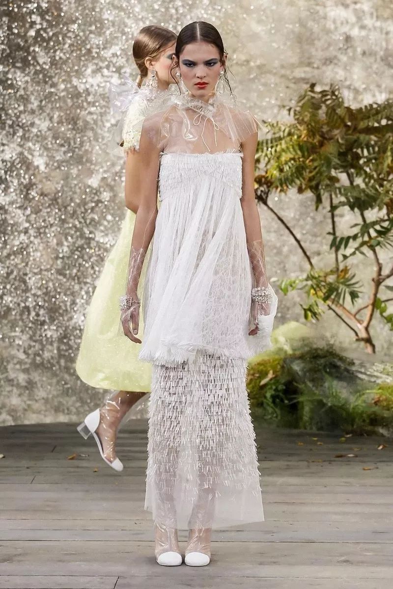 叹为观止！香奈儿把瀑布搬到了大皇宫！猜猜刘雯最近朋友圈发了什么？