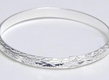 银手镯会变黑怎么回事,银手镯变黑了是怎么回事