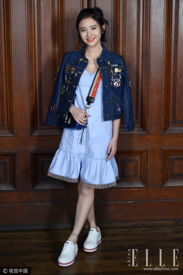 牛仔外套里穿什么,牛仔外套里穿什么比较好