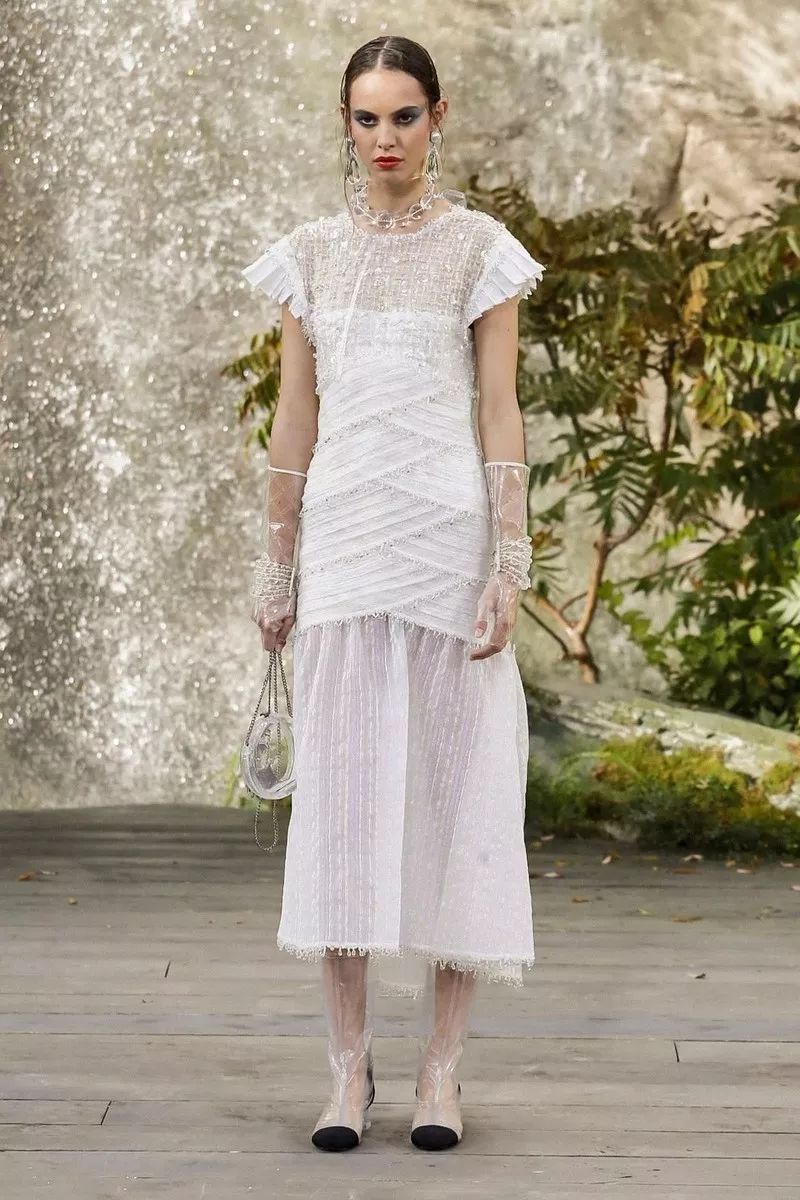 叹为观止！香奈儿把瀑布搬到了大皇宫！猜猜刘雯最近朋友圈发了什么？