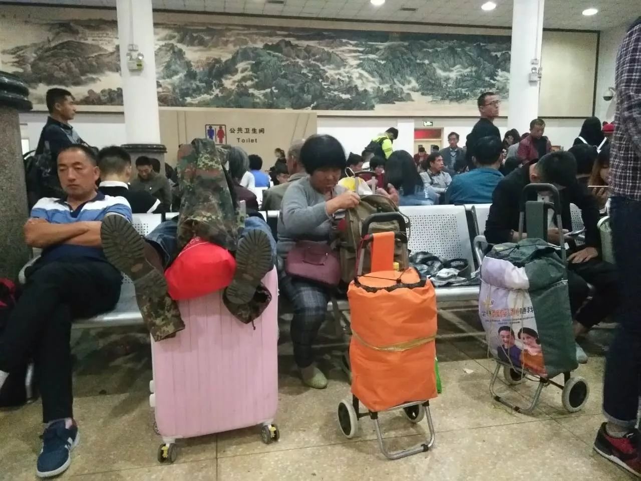 这是滁州火车站的十一假期实拍！世界再大路再遥远，我们也要回家！