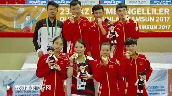 看看这群人的坚持，你敢说你比他们更热爱羽毛球吗？