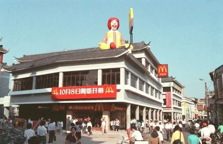 一夜变身“金拱门”，麦当劳为何挖空心思求“变土”？
