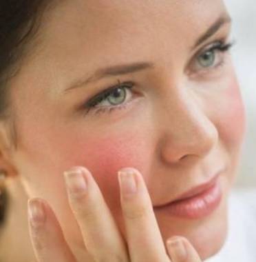 秋天嘴皮干燥起皮什么原因,秋天皮肤干燥起皮用什么护肤品