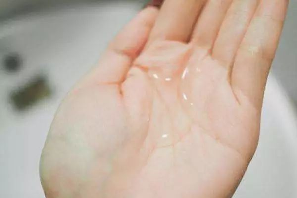 神奇安瓶算是目前最火的网红,珀莱雅保龄球安瓶拔草