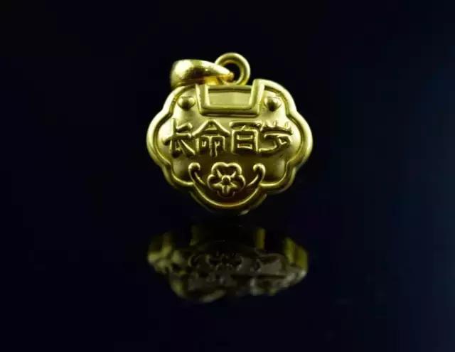 黄金八卦吊坠的寓意和象征,黄金公鸡吊坠的寓意是什么