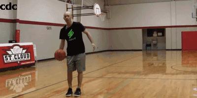 突破时防守人不往前抢怎么过人,面对重心低的防守人如何过人