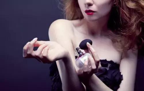 有什么香水可以让人安静下来,为什么香水会使人提升格调