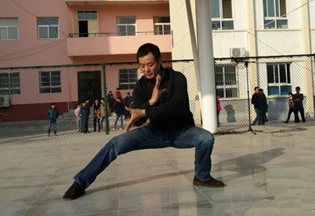 又站出来一位太极拳大师!要和搏击教练玩一玩!直言:我保证不打死你