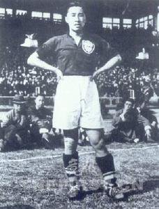 哪位踢足球比较厉害,目前中国踢足球最好的球员