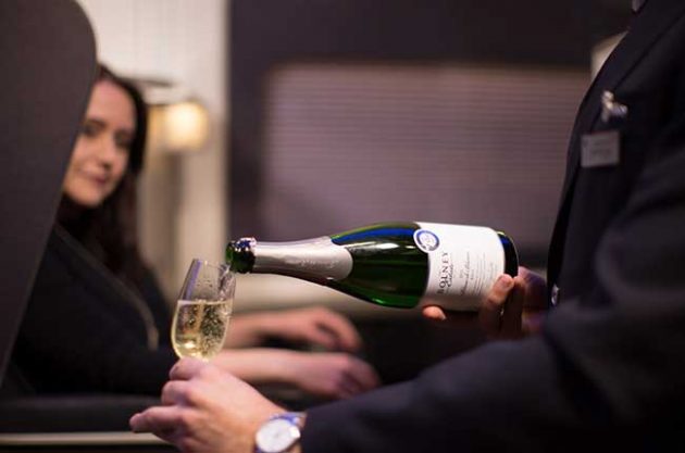 飞机上喝什么酒,飞机上喝什么饮料最好