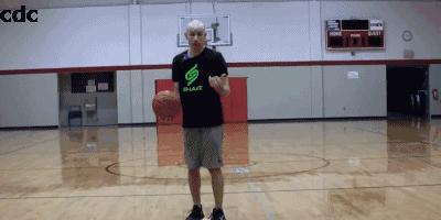 突破时防守人不往前抢怎么过人,面对重心低的防守人如何过人