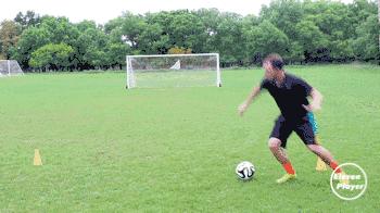 足球带球突破时需要注意什么,足球左脚踩球右脚带球转身教学