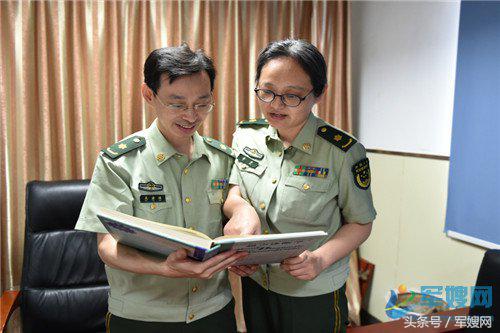 并肩共战的夫妻,并肩作战的战友夫妻