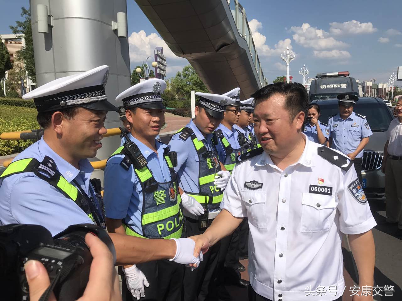 政府领导看望慰问一线执勤人员,公安局长慰问雨中执勤交警