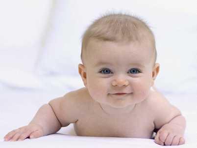 几个月宝宝摔下床吓到会发烧吗,几个月的宝宝掉下床