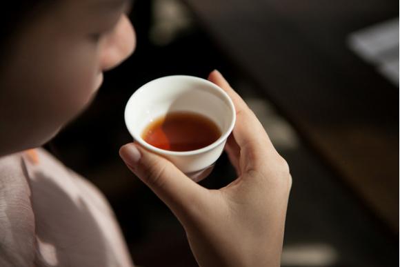 普洱茶陈香和糯香哪个更好喝,普洱熟茶中呈现出陈香特点的物质