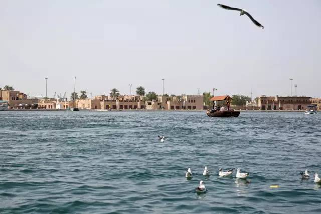 迪拜,一边是黄金,一边是黄土