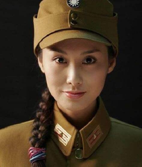 明星穿军装霸气,明星穿军装出镜杨幂英姿飒爽