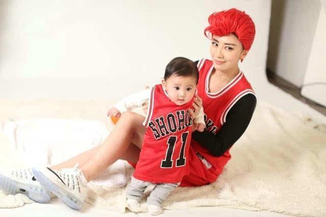 孙俪陪儿子打比赛,孙俪晒儿女踢球照