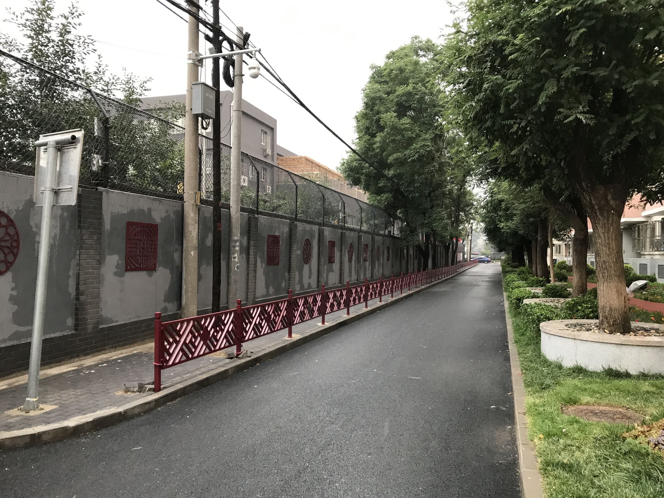 骑车如同走钢丝,过斑马线要跨栏记者亲历北京交通中的“反人类设计”