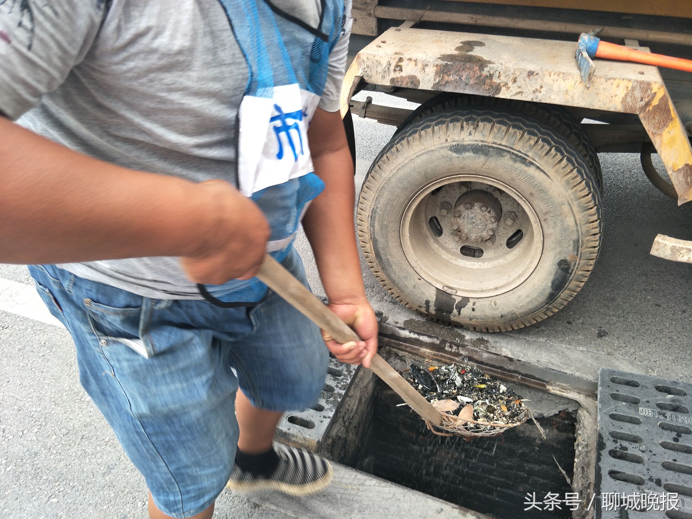 高温下的河道清掏工,直击高温下的施工