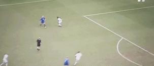 GIF-他空门竟然踢成这样？托妞看了会沉默，罗比看了会流泪！