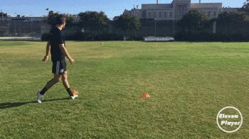 足球实战技巧长传球的练习秘诀,新手必学足球简单的过人技巧