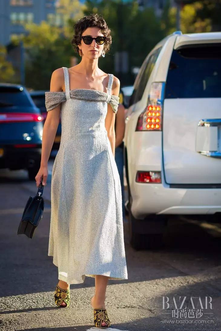 你穿一字肩膀子大?周冬雨她们的吊带款就能这么瘦,到底怎回事?