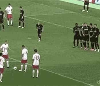 史上最强打脸现场足球gif,搞笑足球gif打耳光假摔