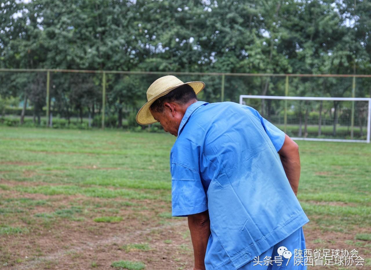 陕西足球背后人物系列丨丈八训练基地绿茵美容师，高温下坚守一线保障场地