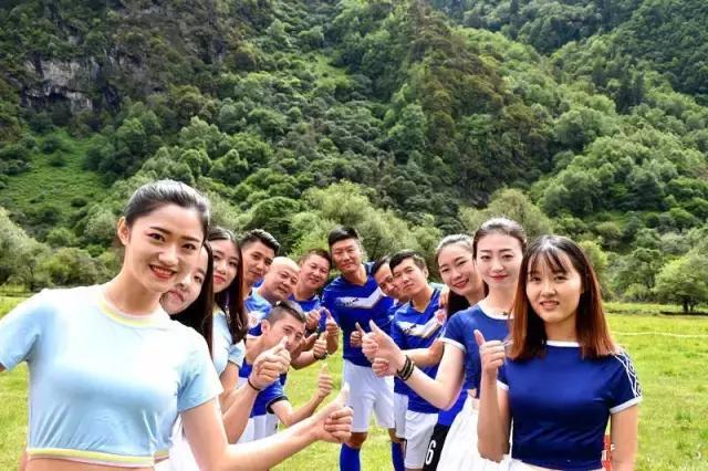 李贝贝的“贵族”足球队来阿坝州了,靓丽足球宝贝精彩助阵
