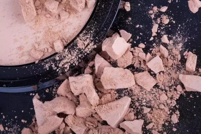 过期的化妆品不要急着扔，它们还有大用处！